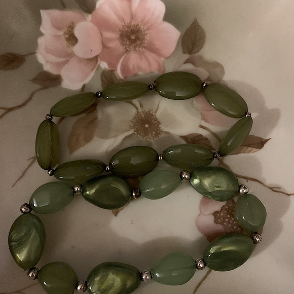 3 Green Beaded Stretch Bracelets. - Picture 2 of 3
